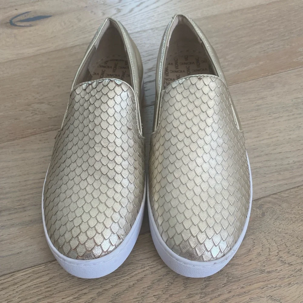 Vionic scalloped slip on sneaker gold size 8 - Picture 3 of 6